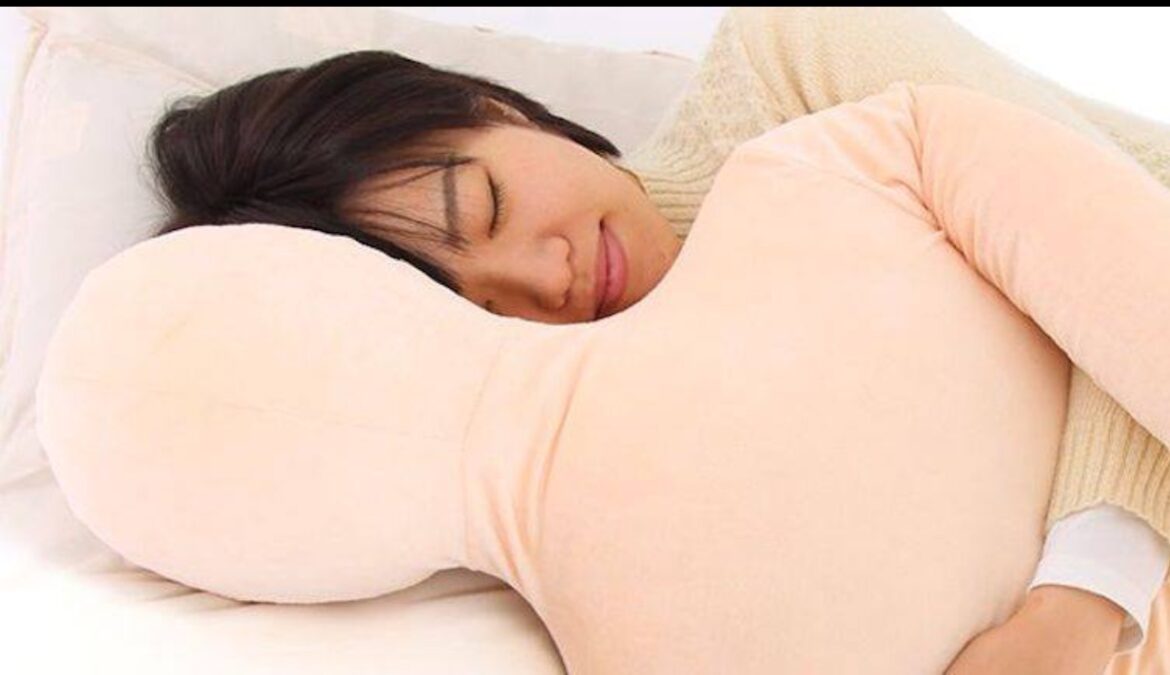 Non avete un fidanzato? Arriva Pillow Lowers, il cuscino con le sembianze umane