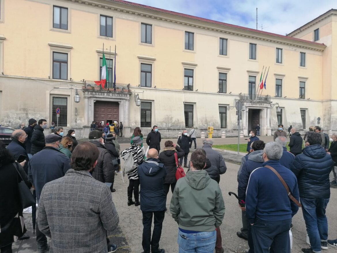 Un coro unico davanti la Prefettura : ‘Riaprire subito e in sicurezza’