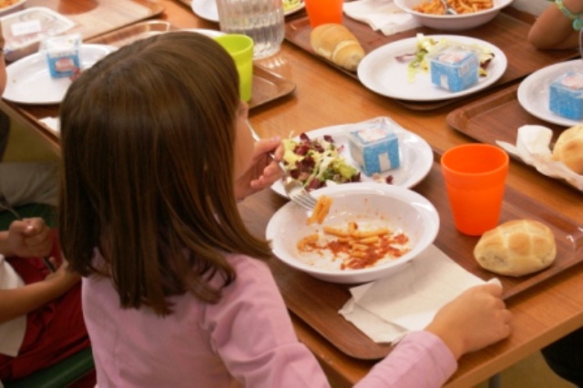 CASERTA, mensa scolastica è caos totale: i bambini restano a digiuno