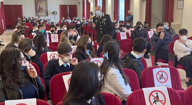 Il Capitano Esposito dell’Arma dei  Carabinieri incontra gli studenti del “Villaggio dei Ragazzi”