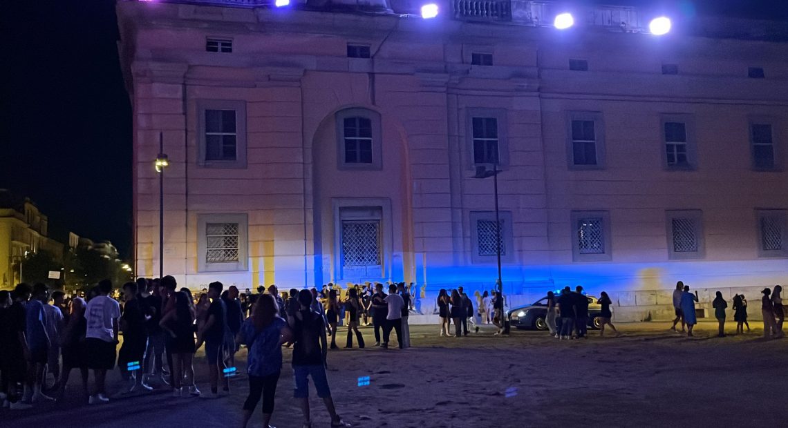 Piazza Carlo di Borbone delle ‘muccose’ se le danno di santa ragione – I VIDEO