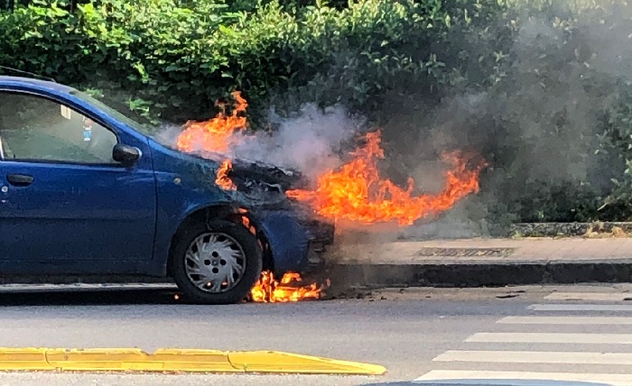 Macchina a fuoco nei pressi del centro Apollo di Casapulla