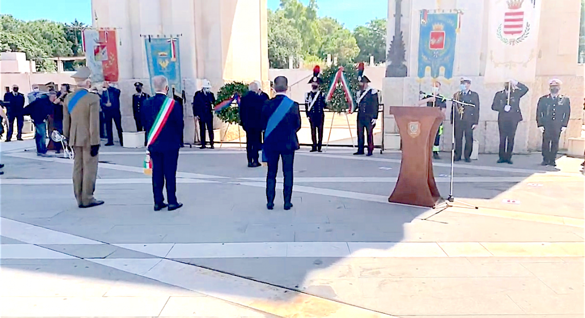 Per la festa della Repubblica la tradizionale parata dei noti fuori il Monumento dei  caduti di Caserta
