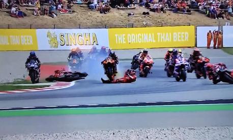 TRAGEDIA SFIORATA IN MOTO GP, BAGNAIA INVESTITO, TRASPORTATO D’URGENZA IN OSPEDALE