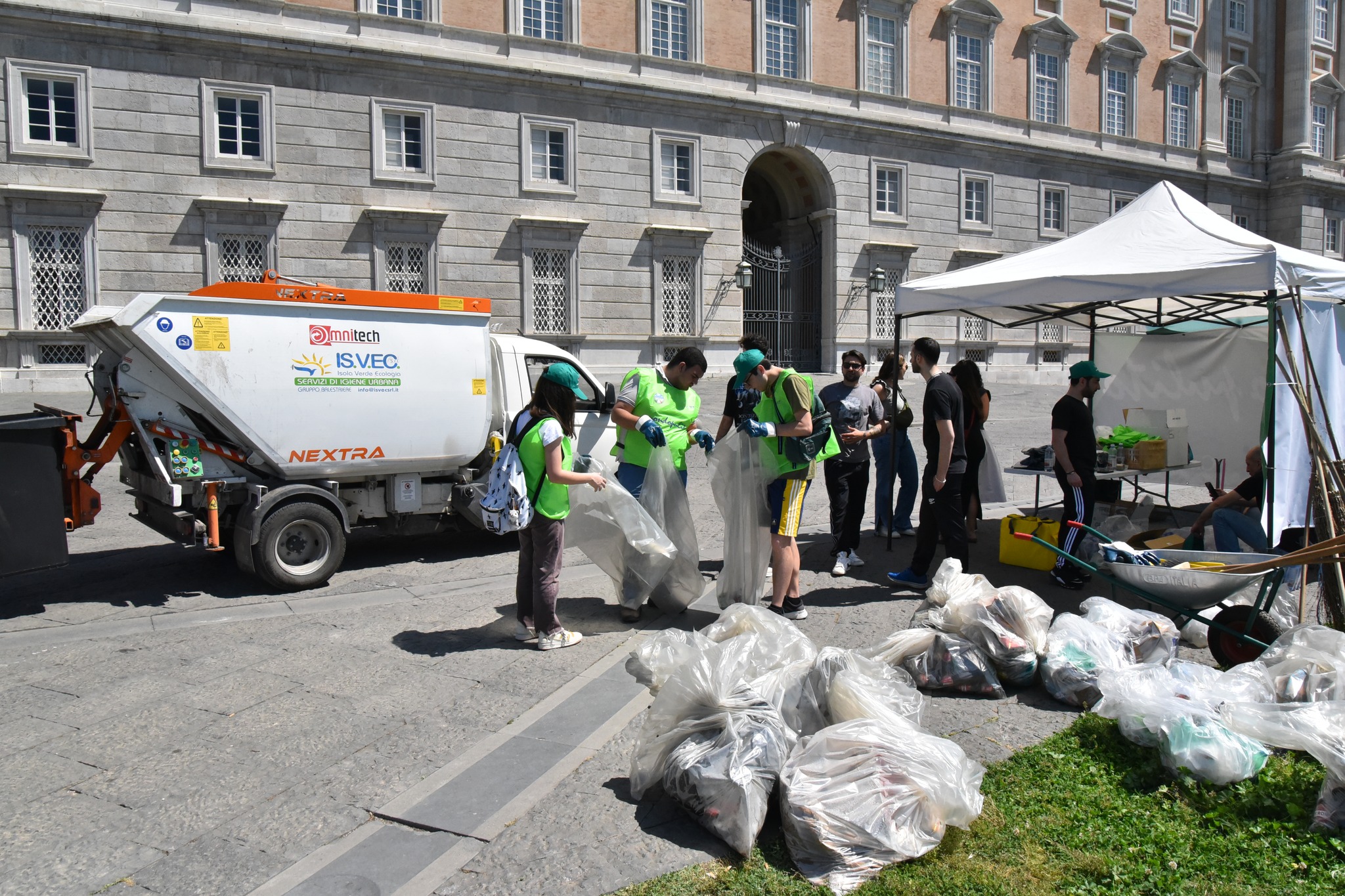 Piazza Carlo III di Borbone pulita dai volontari