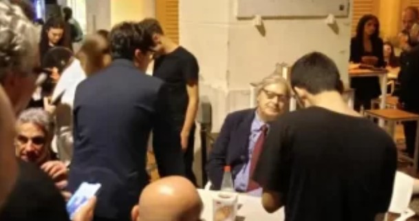 In Piazza Dante, spunta Sgarbi l’ex critico d’arte