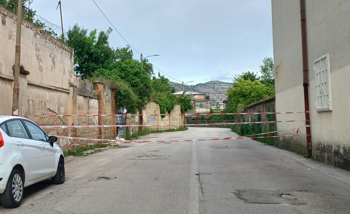 Via Sud Piazza d’Armi pericolo di crollo: muro di cinta del Macrico rischia di provocare una tragedia