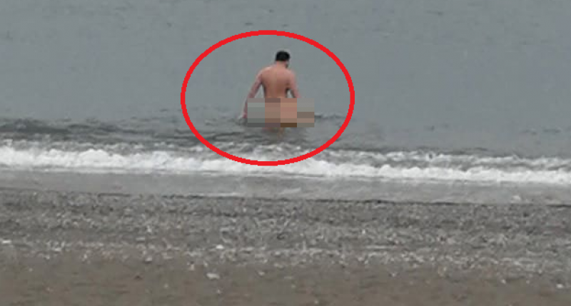 Uomo nudo in spiaggia a Baia: multa da 5mila
