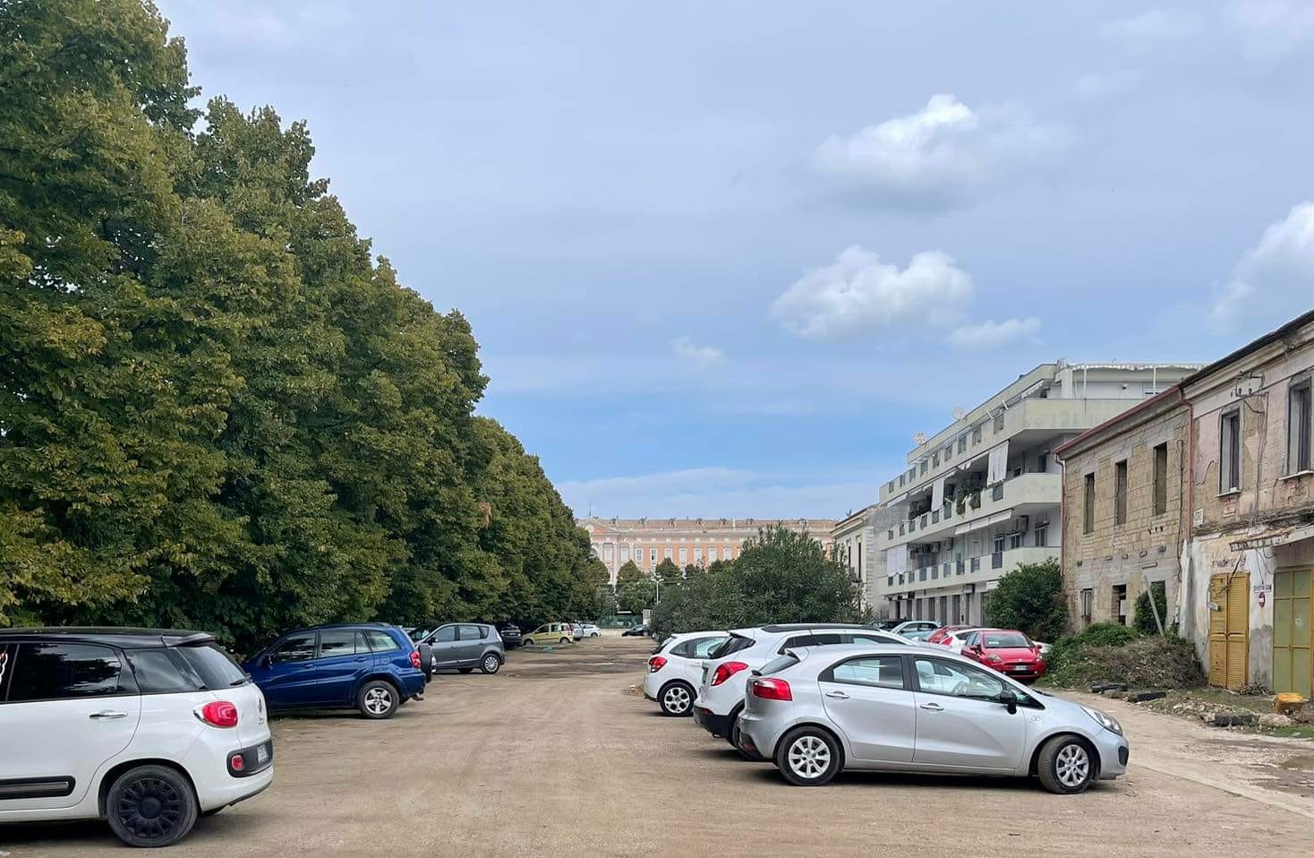 Parcheggio selvaggio sui giardini di Viale Carlo III