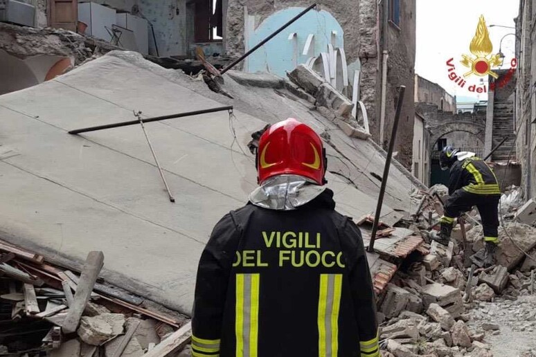 Crollo  di edificio improvviso attimi di panico a Mondragone