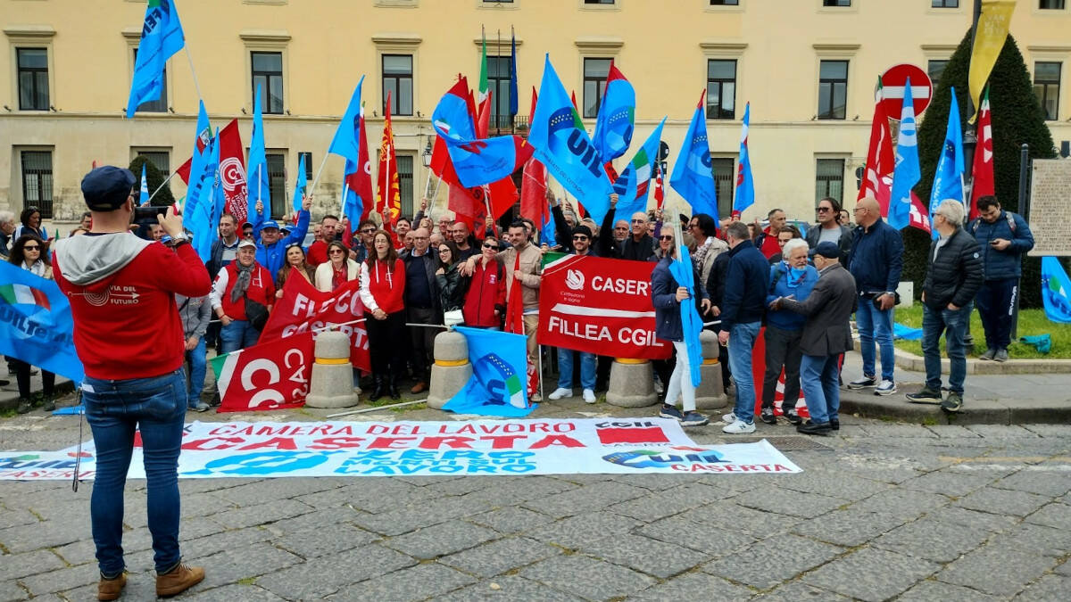 Presidio davanti alla Prefettura di Caserta, di CGIL e UIL di Caserta