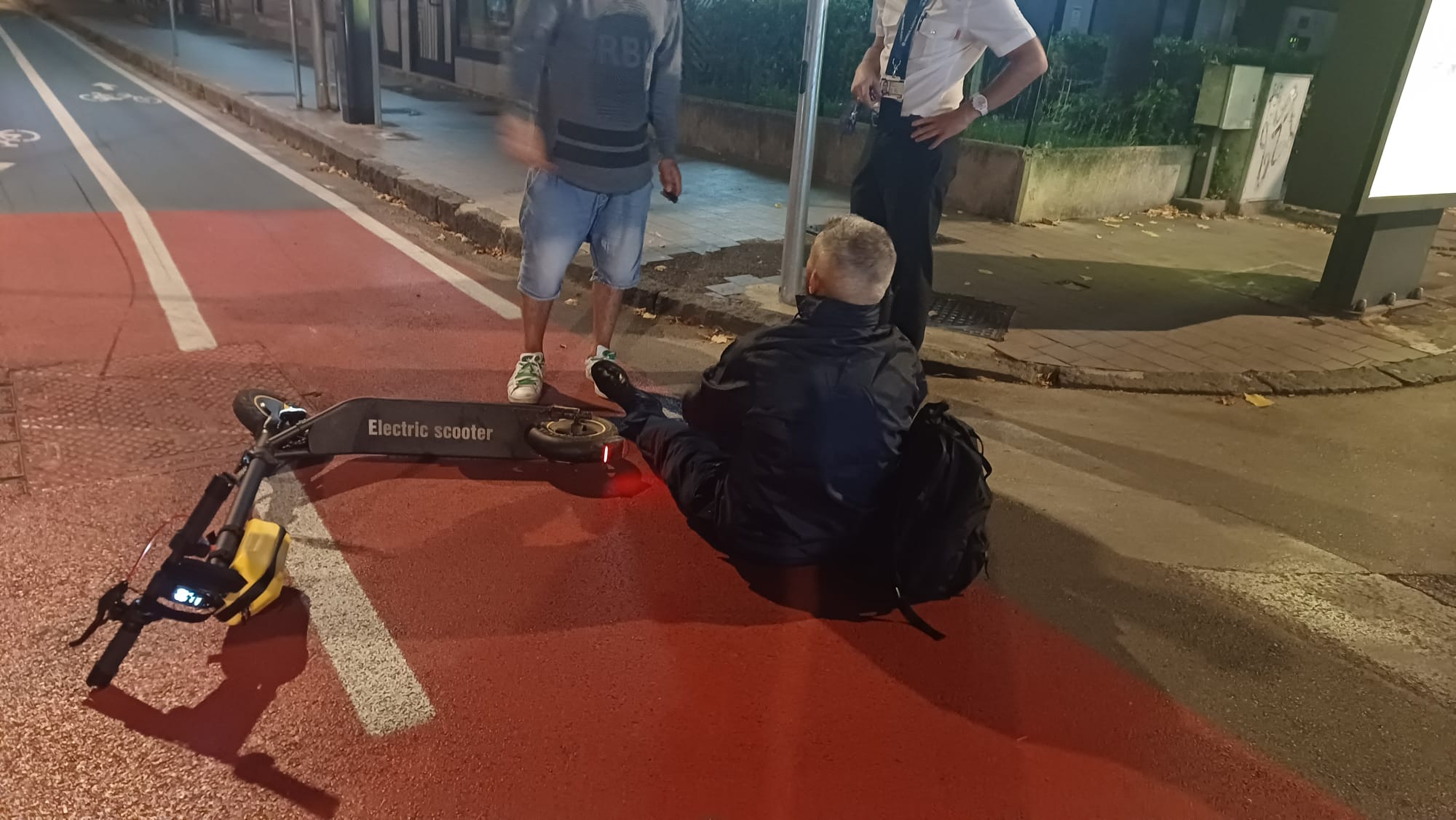 Incidente in centro sulla pista ciclabile, un’ uomo sul monopattino è rimasto ferito