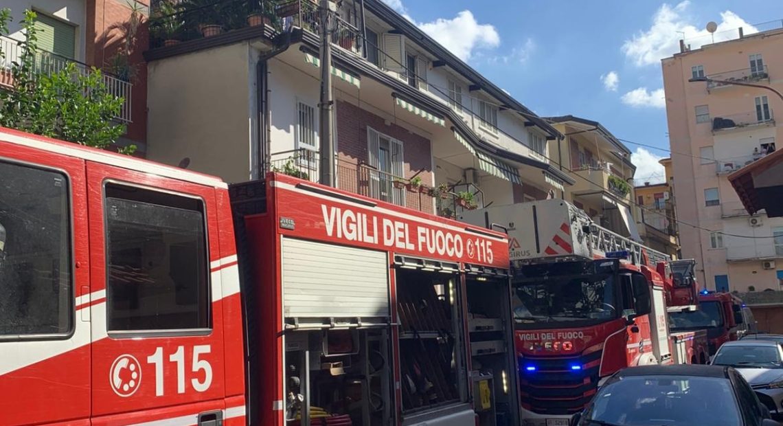 Incendio in atto in un condominio in via Gabriele D’Annunzio